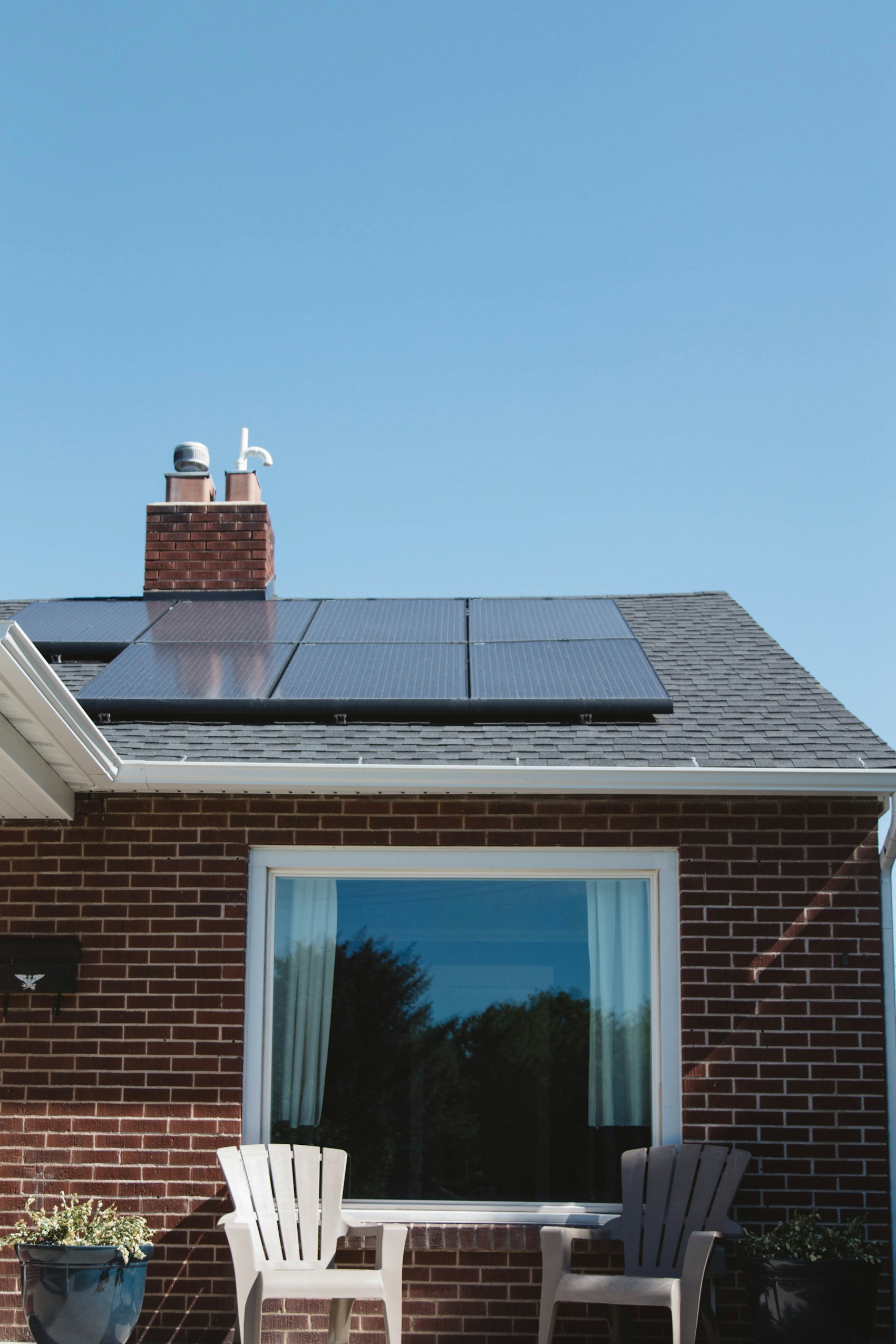 Instalación de paneles solares sobre el techo de una vivienda