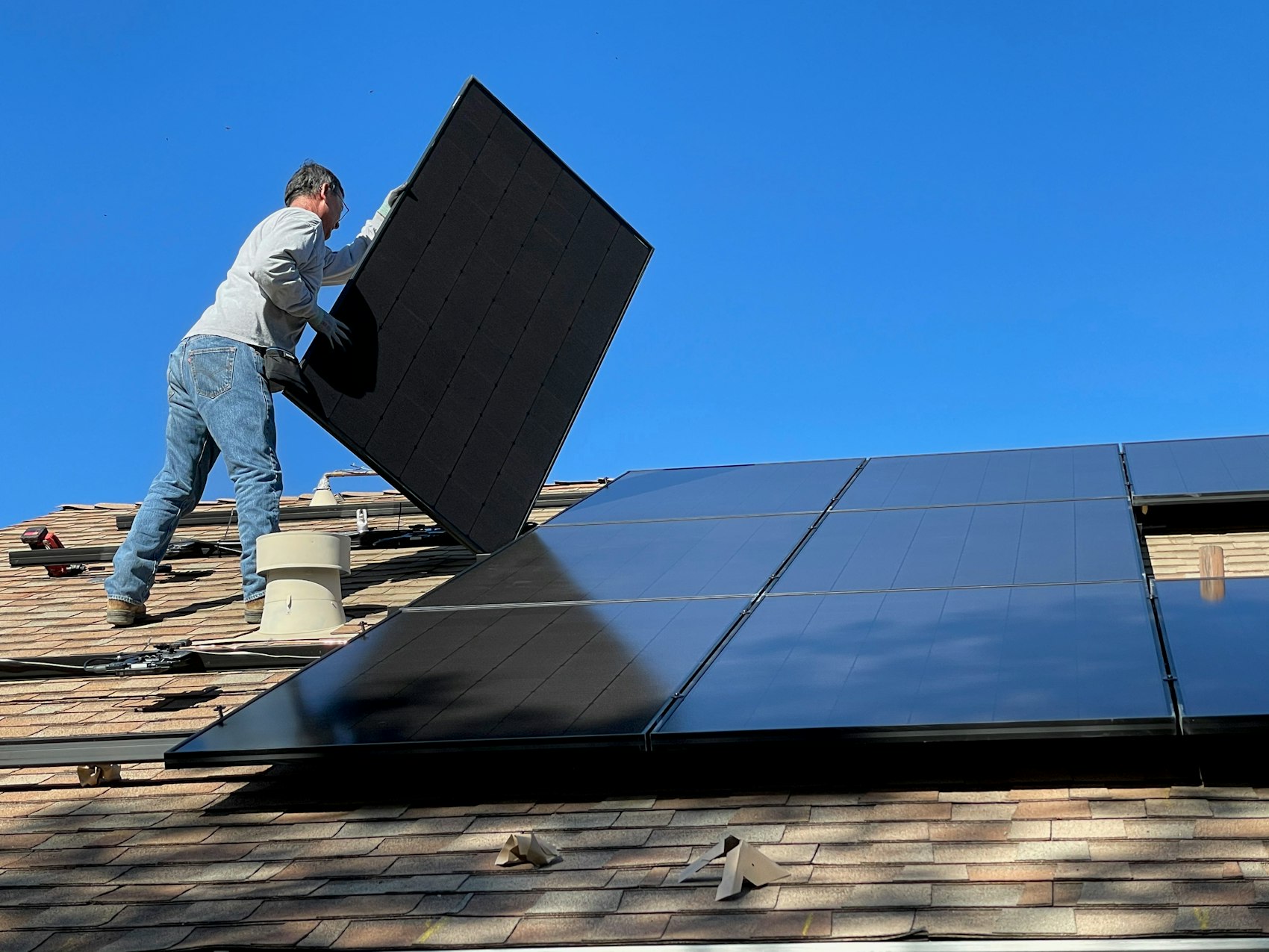 Equipo de instaladores trabajando sobre una estructura de paneles solares