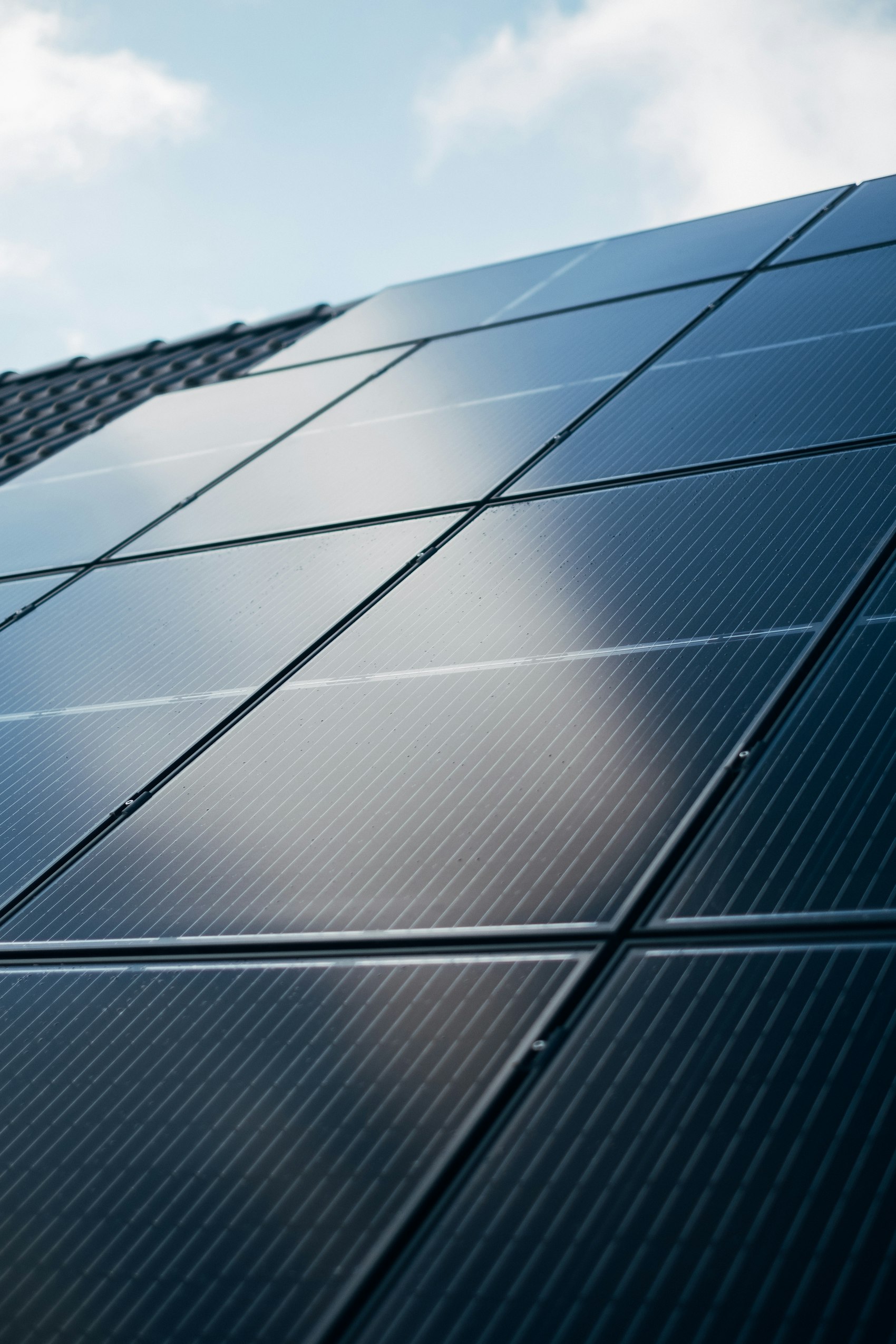 Primer plano de un panel solar montado sobre la estructura de un edificio