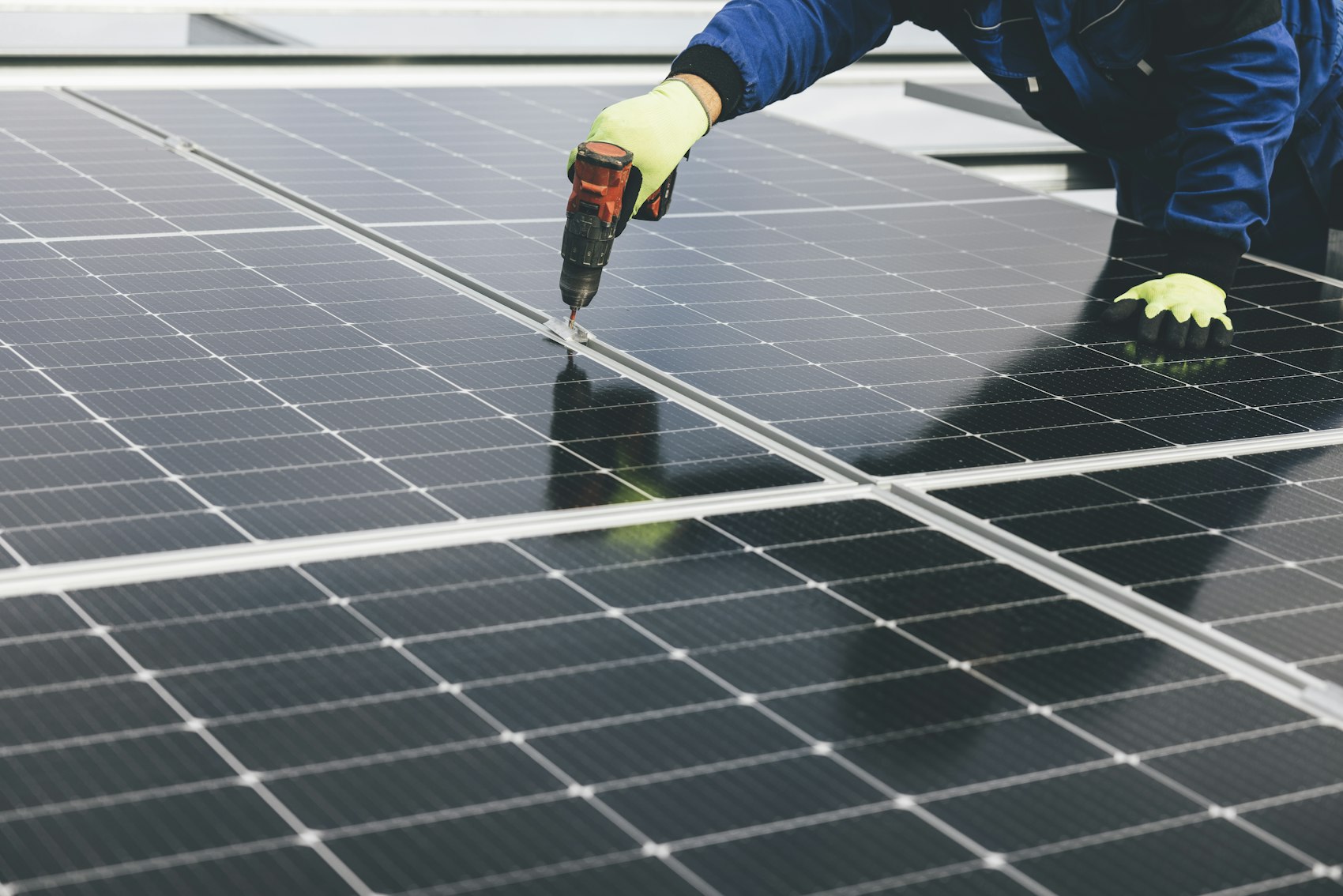 Técnico de SeNet trabajando sobre un panel solar durante una instalación